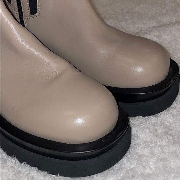 NWOB Jeffrey Campbell Tanked Boot in Taupe, Size 7.5 - Picture 9 of 12